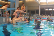Der Trainer gibt Anweisungen für die nächste Übung.