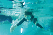 Bei den Schwimmübungen.